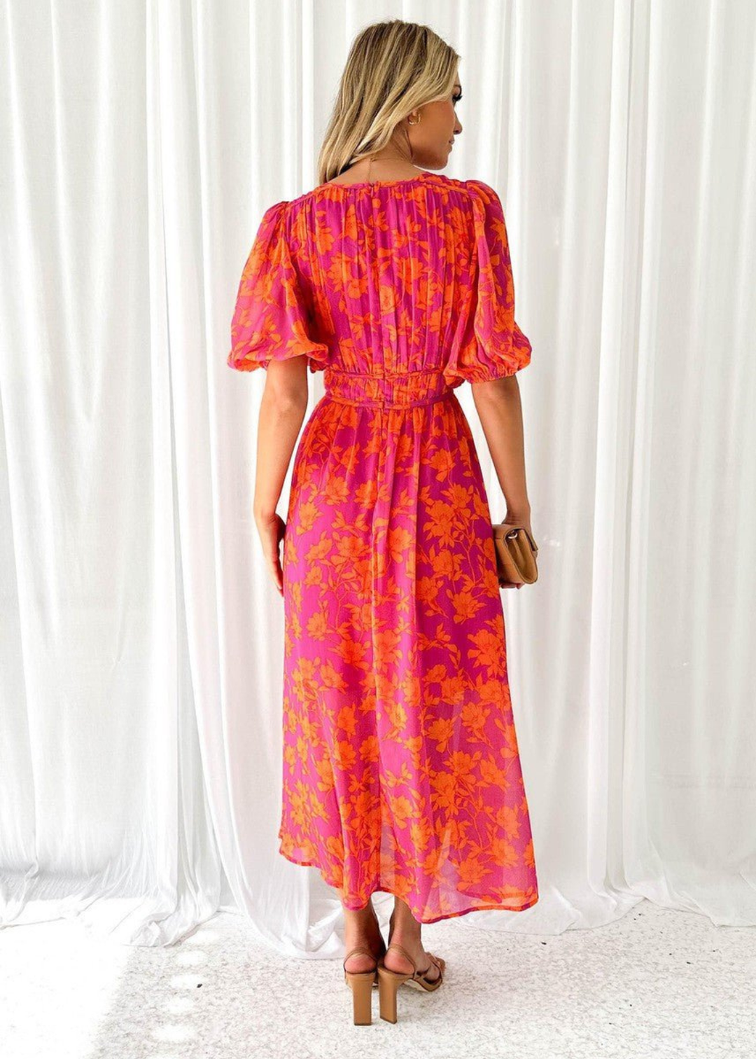 Femke | Dames Roze Bloemenprint Pofmouw V Hals Bruiloftsgast Midi Jurk