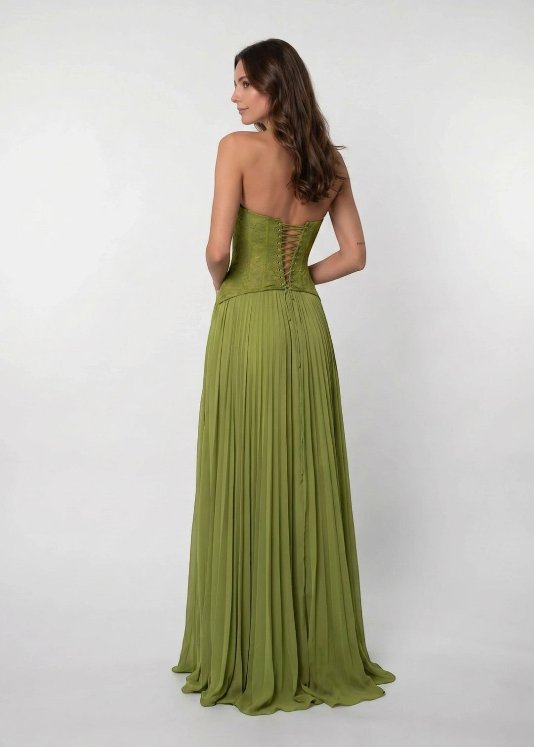 Lieke | Dames Halter Kant Korset Geplooide Groene Bruiloftsgast Maxi Jurk