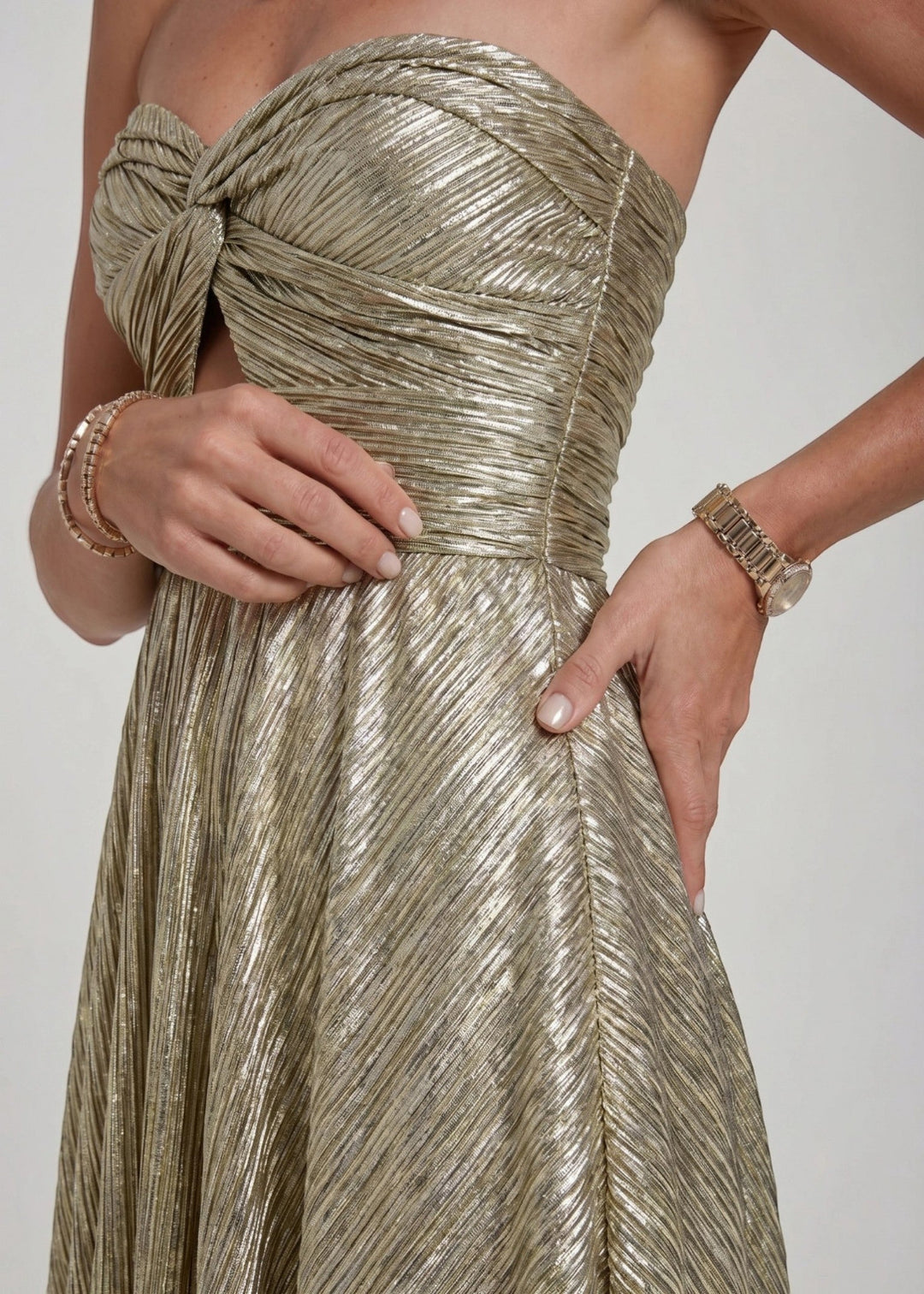 Sophie | Dames Strapless Geplooide Bruiloftsgast Maxi Jurk met Gedraaide Voorkant